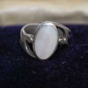 Vintage Sterling Silver Ring with Mother of Pearl Shell